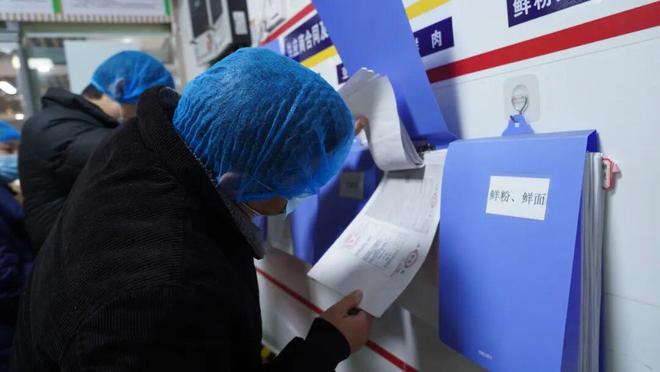 堂开放日活动共筑校园饮食安全防线pg电子免费模拟器大冶一中举办食(图6) 堂开放日活动共筑校园饮食安全防线pg电子免费模拟器大冶一中举办食(图6)